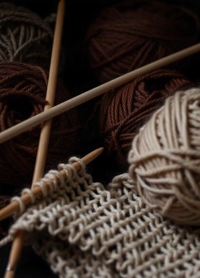 Knitting needles and yarn lay on a table