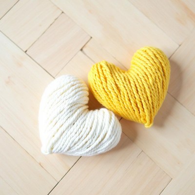 Heart-shaped yarn balls in white and yellow colors