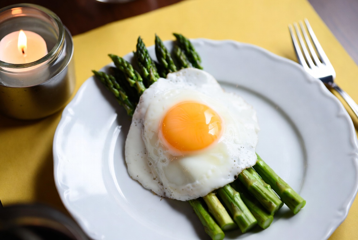 Egg on asparagus dinner plate Egg on asparagus dinner plate