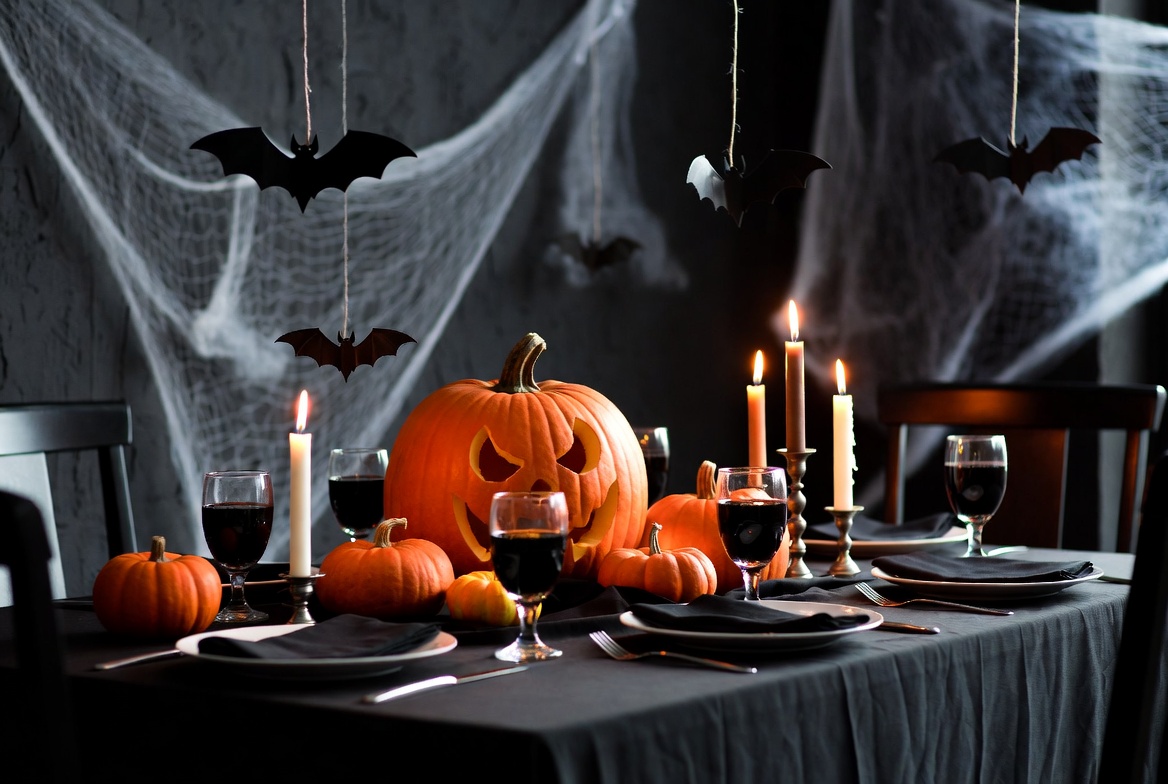Halloween table with pumpkins and bats Halloween table with pumpkins and bats