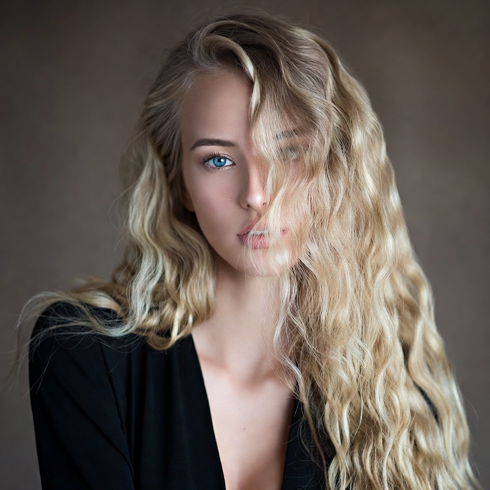 Woman with wavy hair in portrait session Woman with wavy hair in portrait session