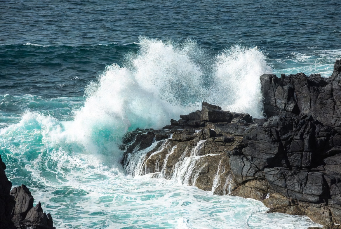 Ocean Waves Crashing on Rocks Ocean Waves Crashing on Rocks