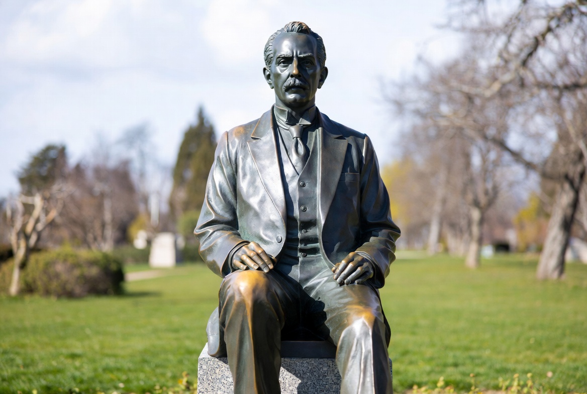 Bronze Statue of Seated Man in Suit Bronze Statue of Seated Man in Suit