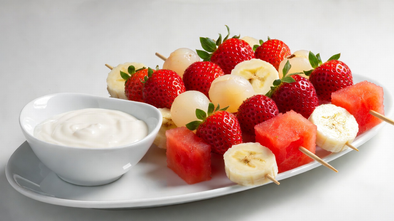 Strawberry Fruit Skewers with Yogurt Dip Strawberry Fruit Skewers with Yogurt Dip