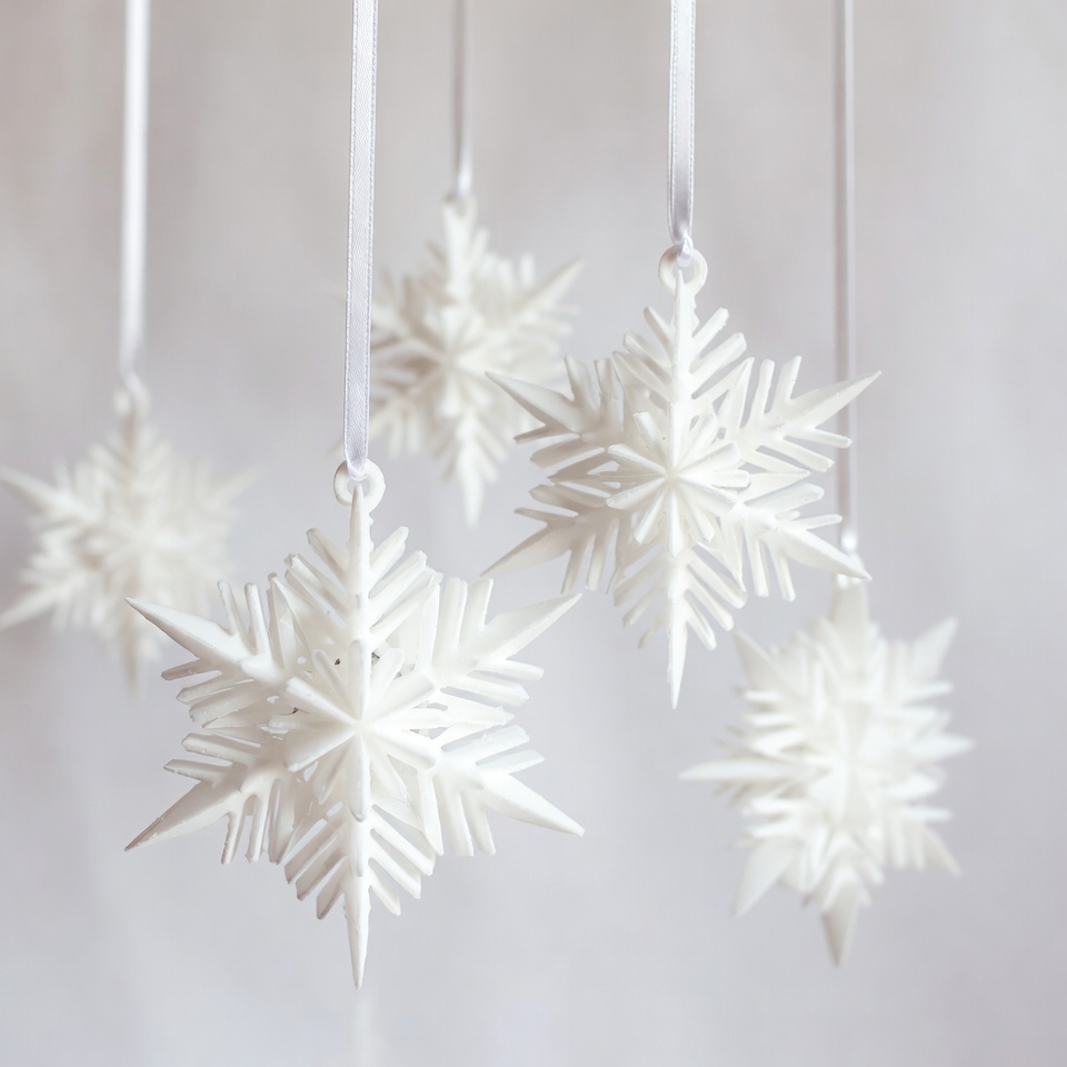 Hanging White Snowflakes Ornaments Hanging White Snowflakes Ornaments