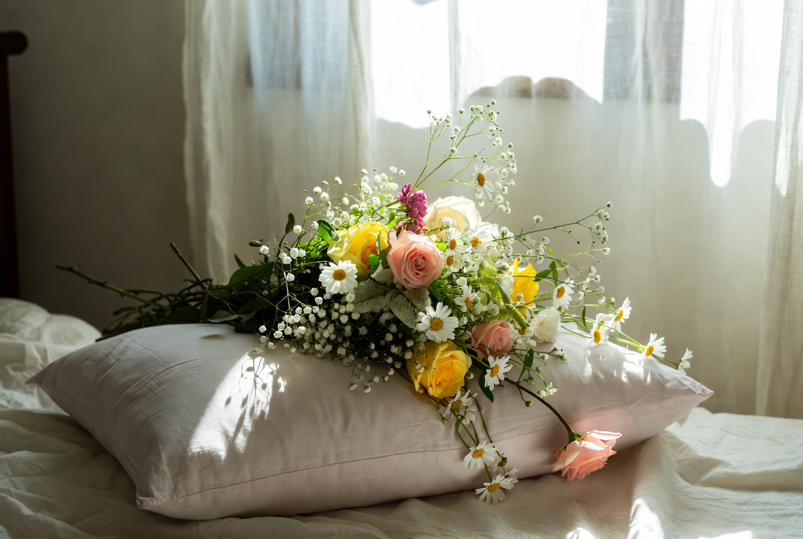 Colorful Roses Bouquet on White Pillow Colorful Roses Bouquet on White Pillow