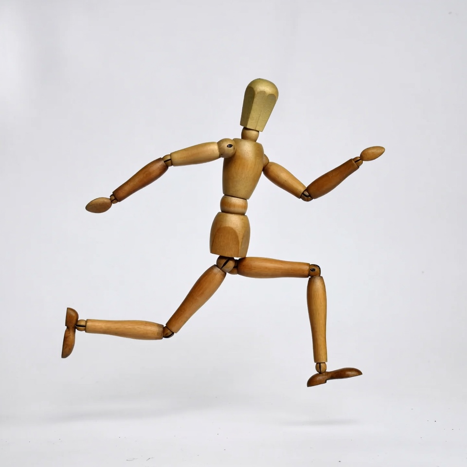 Wooden running pose mannequin Wooden running pose mannequin