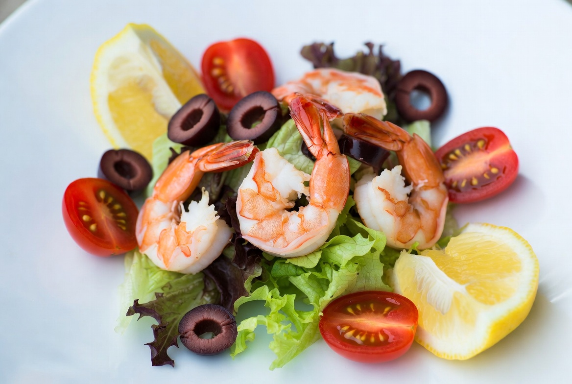 Shrimp salad with lemon and tomatoes Shrimp salad with lemon and tomatoes