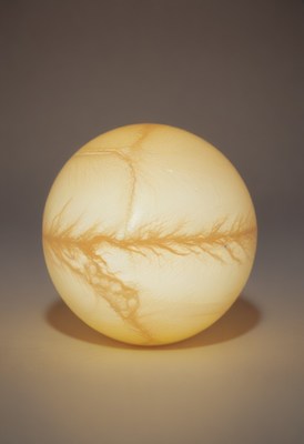 Round white table lamp with veined design