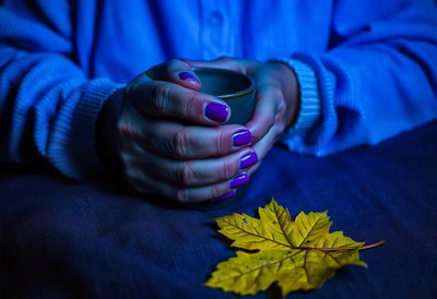 Hands holding a warm mug on a cold evening