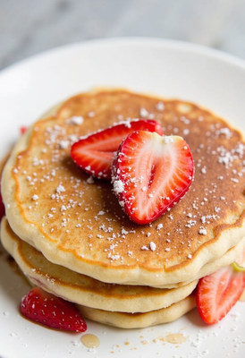 Pancakes with strawberries and powdered sugar