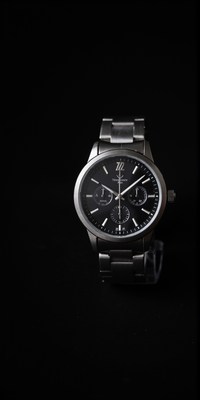 Elegant wristwatch with black dial and metallic band