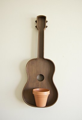 Wall decoration that combines guitar shape and flower pot