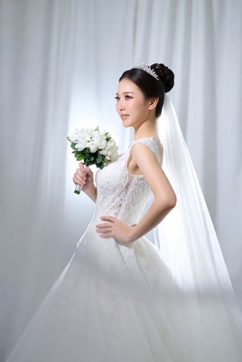 Bridal portrait with bouquet in soft light setting