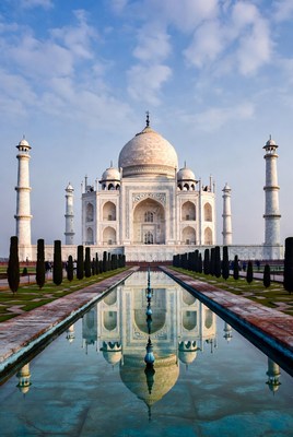 Taj mahal reflecting in water