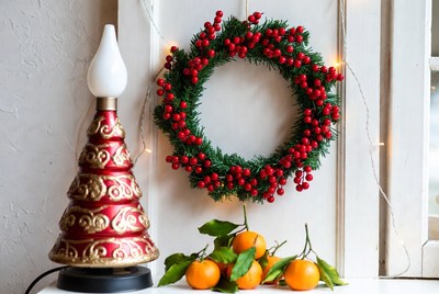 Decorative christmas wreath with oranges