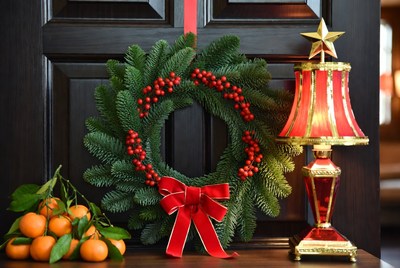Festive wreath with oranges and lamp