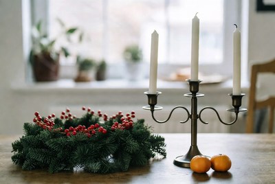 Holiday decoration with candles and wreath