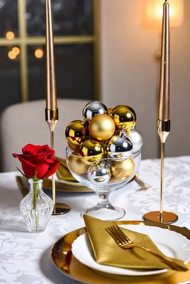 Elegant holiday table setting decor