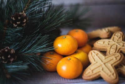 Festive treats with tangerines and cookies