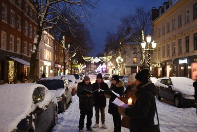 Winter carolers brighten snowy street