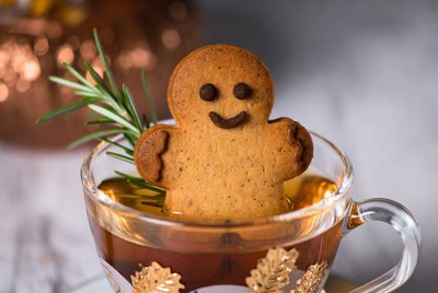 Festive gingerbread cookie tea moment
