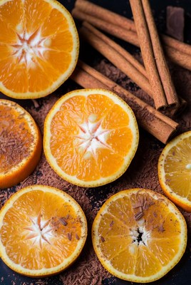 Sliced oranges with spices