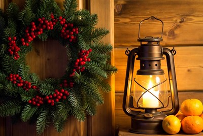 Lantern and wreath with oranges