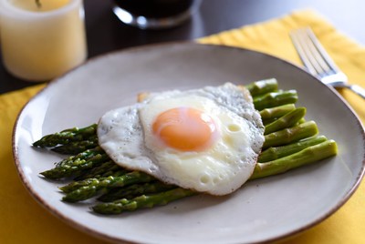 Breakfast plate with egg and asparagus