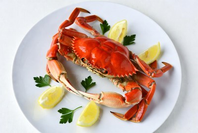 Fresh crab with lemon slices