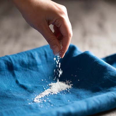 Sprinkling salt on blue cloth
