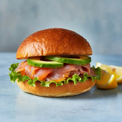 Salmon sandwich with lettuce and lemon