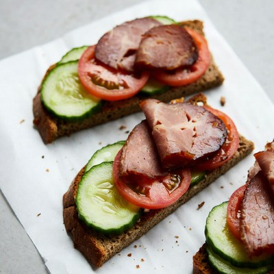 Open sandwiches with meat and vegetables