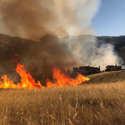 Fire spreads in mountain area near homes