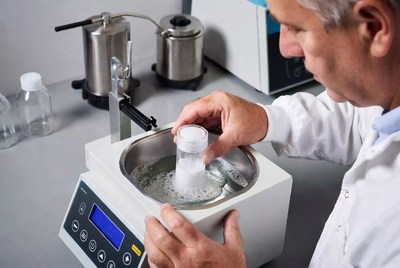 Mixing substances in laboratory equipment