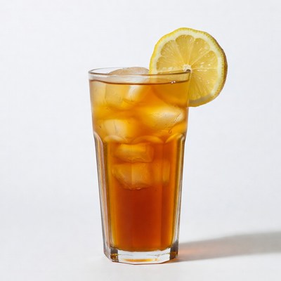 Refreshing iced tea with lemon slice