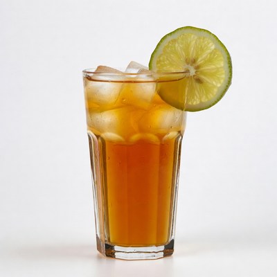Refreshing iced tea with lime slice