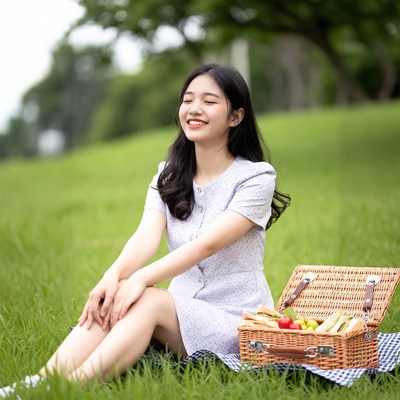 Young woman enjoying picnic in park