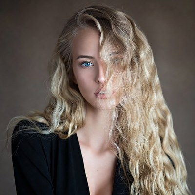 Woman with wavy hair in portrait session