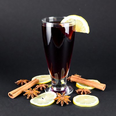 Hot drink with spices and lemon