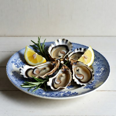 Fresh oysters served with lemon slices