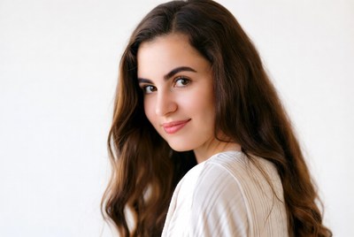 Smiling woman with wavy brown hair