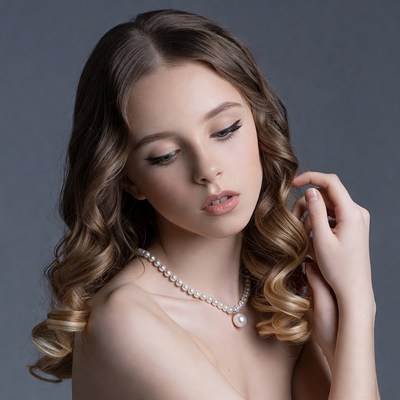 Nude woman with pearl necklace