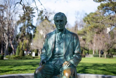 Bronze Statue of Nikola Tesla Sitting