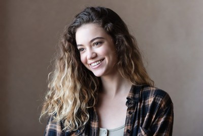 Smiling woman with wavy blonde hair