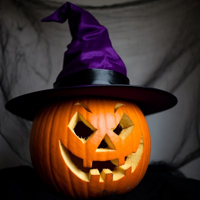 Jack-o'-lantern wearing witch hat