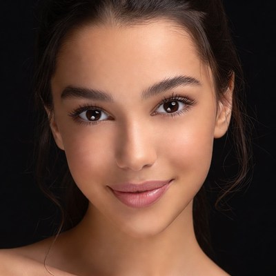 Beautiful young woman smiling close-up