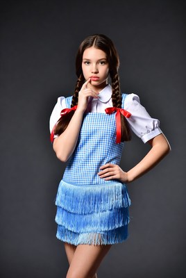 Girl in Dorothy Wizard of Oz costume