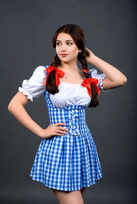 Woman in Dorothy Wizard of Oz costume