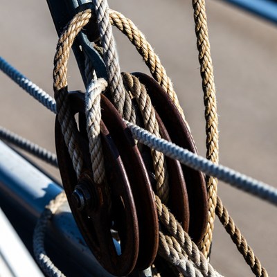 Boat Pulley with Thick Ropes